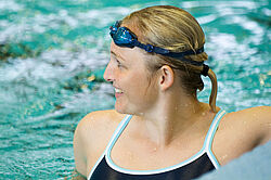 Sportschwimmerin am Beckenrand