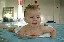 Baby im Schwimmring