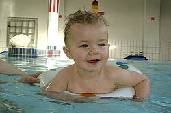 Baby im Schwimmring
