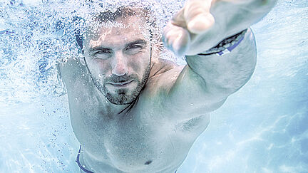Schwimmer unter Wasser