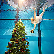 Weihnachtsbaum mit Engel unter Wasser